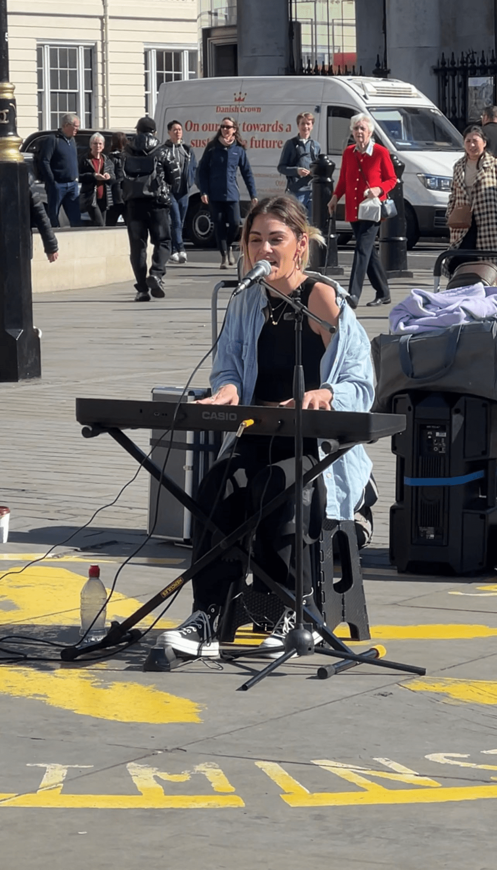 国家美术馆前的街头艺人